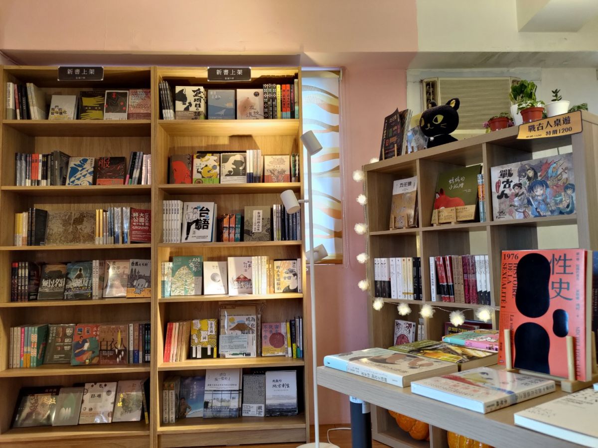 ▲奇異果文創創意總監劉定綱認為不斷的使用折扣來刺激新書銷售，對於出版業來說就如同飲鴆止渴。攝於底加書店。（圖／記者甘庭嘉攝，2023.04.18）