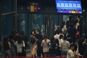 ▲實名制購票最大難處還是「成本問題」,光是驗票進場耗費人力跟時間的成本就非常驚人。(示意圖/攝影陳明中攝) ▲實名制購票最大難處還是「成本問題」,光是驗票進場耗費人力跟時間的成本就非常驚人。(示意圖/攝影陳明中攝)