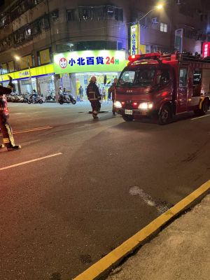 ▲新北市中和區一處人孔蓋突彈飛冒煙,路過騎士嚇到自摔。(圖/翻攝畫面) ▲新北市中和區一處人孔蓋突彈飛冒煙,路過騎士嚇到自摔。(圖/翻攝畫面)