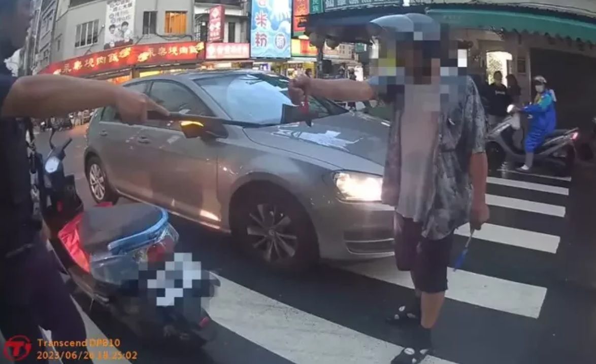 ▲台南65歲的陳姓老翁，疑似飲酒後情緒失控，涉嫌用尖嘴鉗等器具破壞路邊車輛，被警方壓制逮捕，訊後依毀損、妨害自由與公共危險罪嫌法辦。（圖／翻攝畫面）