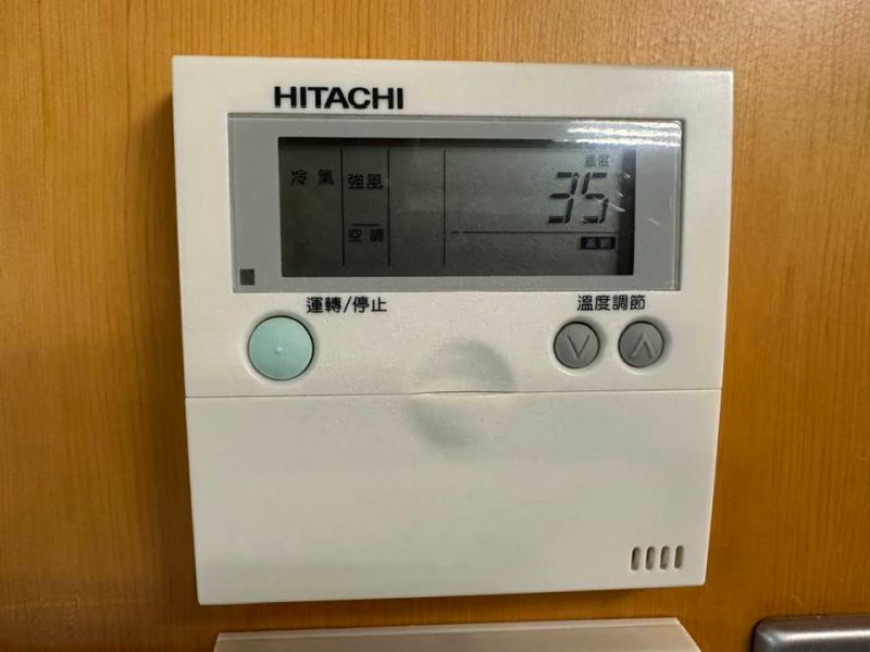 ▲氣象局辦公室變大溫室，室內溫度高達35度。（圖／翻攝自鄭明典臉書）