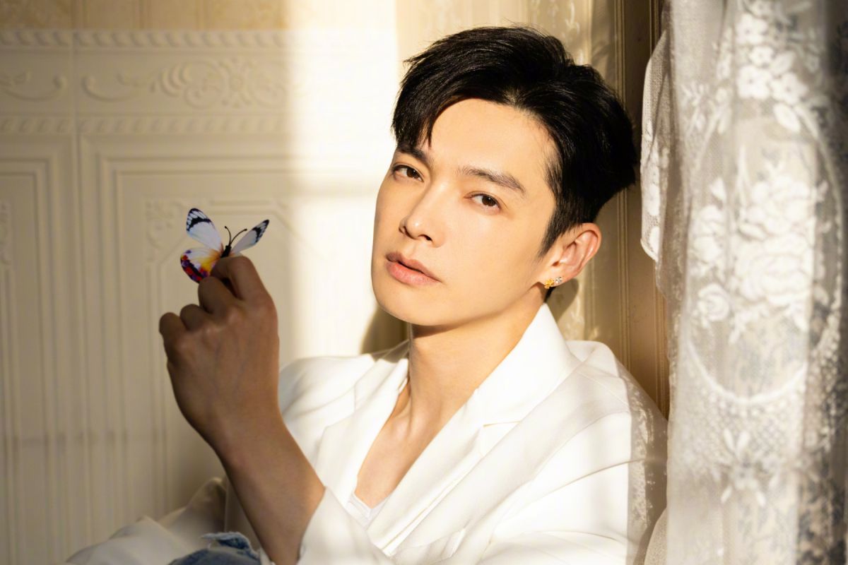 ▲辰亦儒高中參加「美少女大賽」照片被翻出，清秀的樣貌撞臉大S。（圖 ／辰亦儒微博）