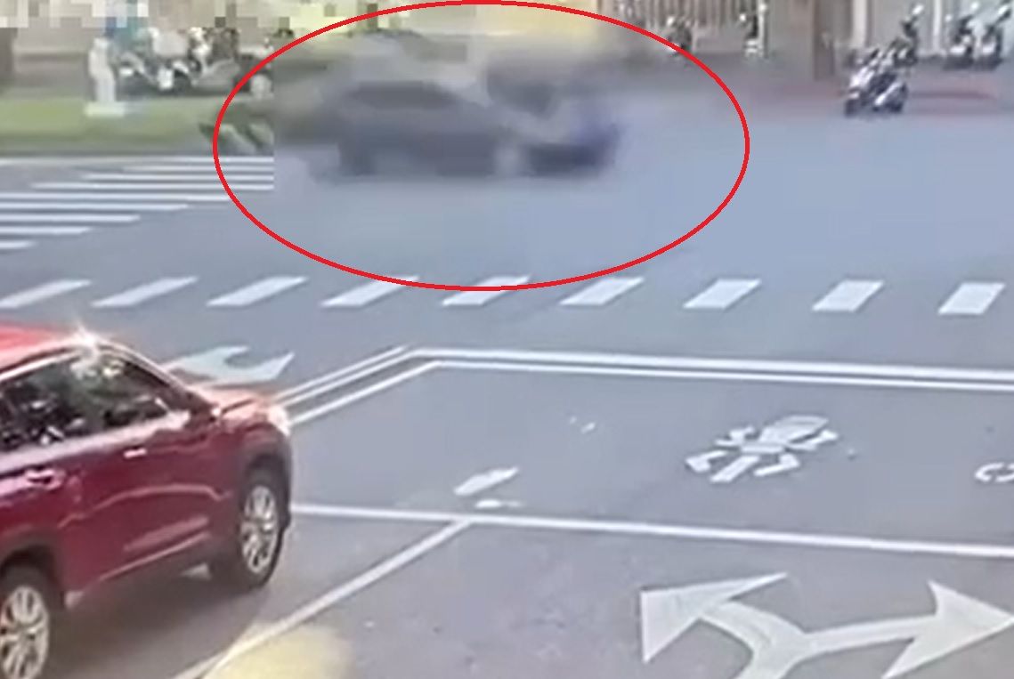 ▲27日上午，北市民生東路五段、塔悠路口，發生車禍事故，35歲的彭姓男子，騎乘機車左轉進民生東路五段，卻直行的汽車發生碰撞，彭姓騎士當場被撞飛，身體多處骨折，警方將釐清車禍經過與原因。（圖／翻攝畫面）  