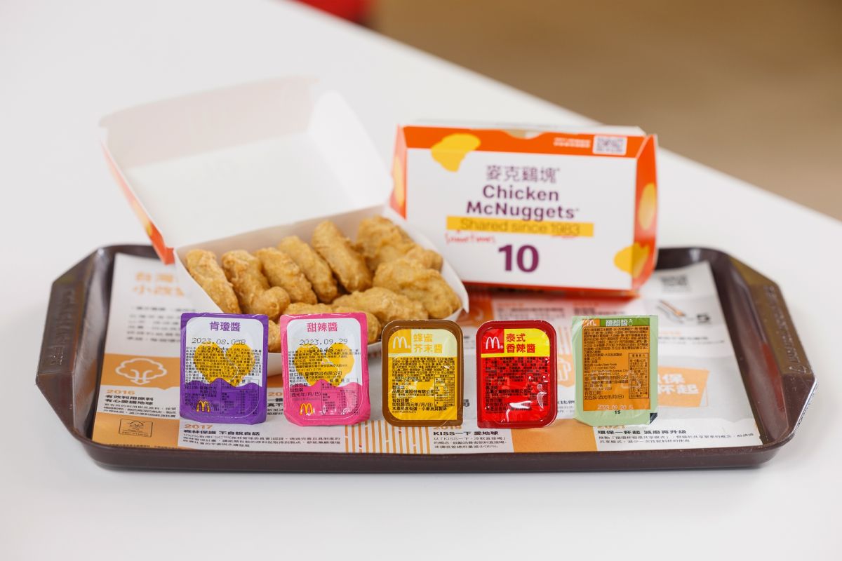 ▲麥當勞人氣沾醬肯瓊醬、甜辣醬將於6月28日回歸，搭配麥當勞歡樂送5款買一送ㄧ優惠，麥克雞塊相當於「買6送6」再吃21天！5款沾醬口味可任選。21風味館則有「加1元多1件」優惠。（圖／台灣麥當勞提供）