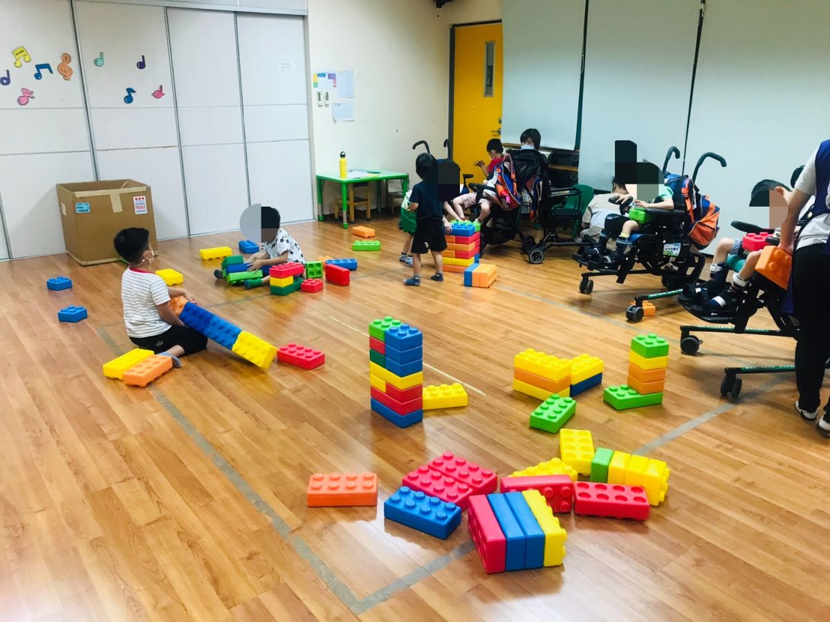 ▲台中市政府社會局規劃並陪伴進行遊戲活動。（圖／台中市政府）