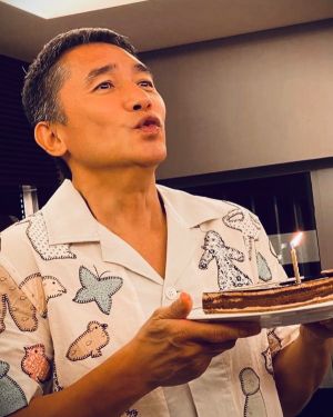 ▲梁朝偉61歲生日，端蛋糕嘟嘴模樣被劉嘉玲捕捉。（圖／翻攝自劉嘉玲Instagram） 