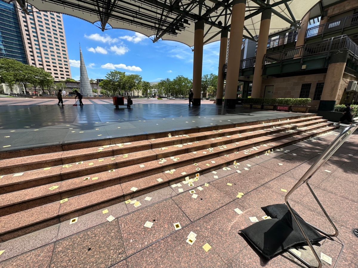 ▲新北市一位民眾，本（6）月二度前往新北市府撥漆。（圖／翻攝畫面）