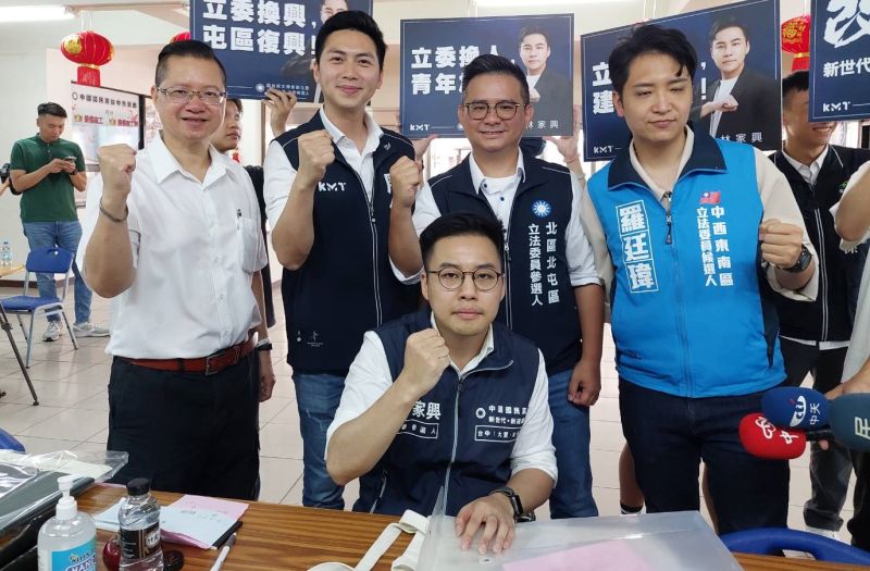 ▲國民黨發言人林家興在另3位青年世代立委提名人、本屆中7立委候選人莊子富(左一)陪同下,到台中市黨部完成黨內登記。(圖/記者顏幸如攝,2023.06.27)