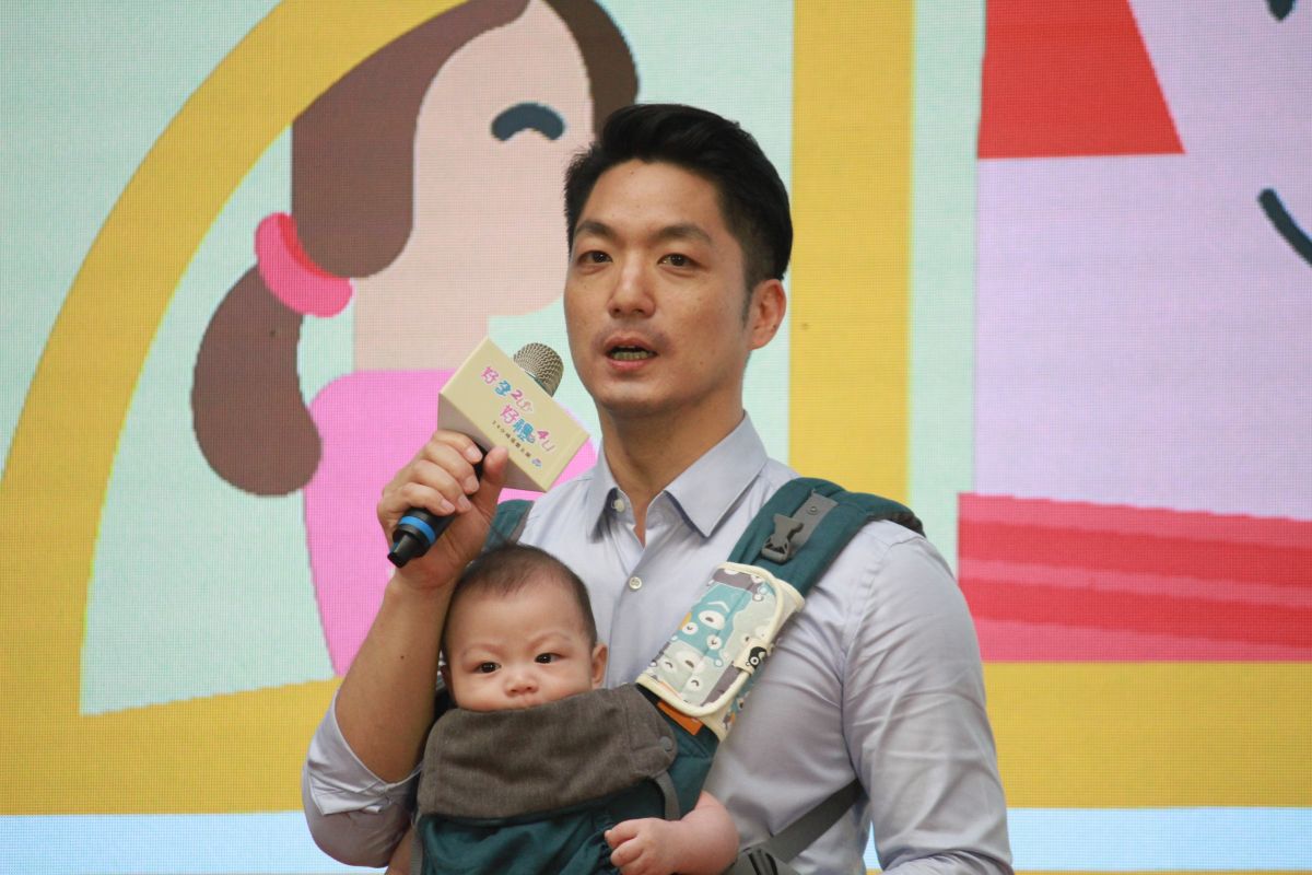 ▲台北市政府推出「好孕 2U 專車」補助，蔣萬安揹「三寶」亮相。（圖／記者邱新博2023.06.27攝影）