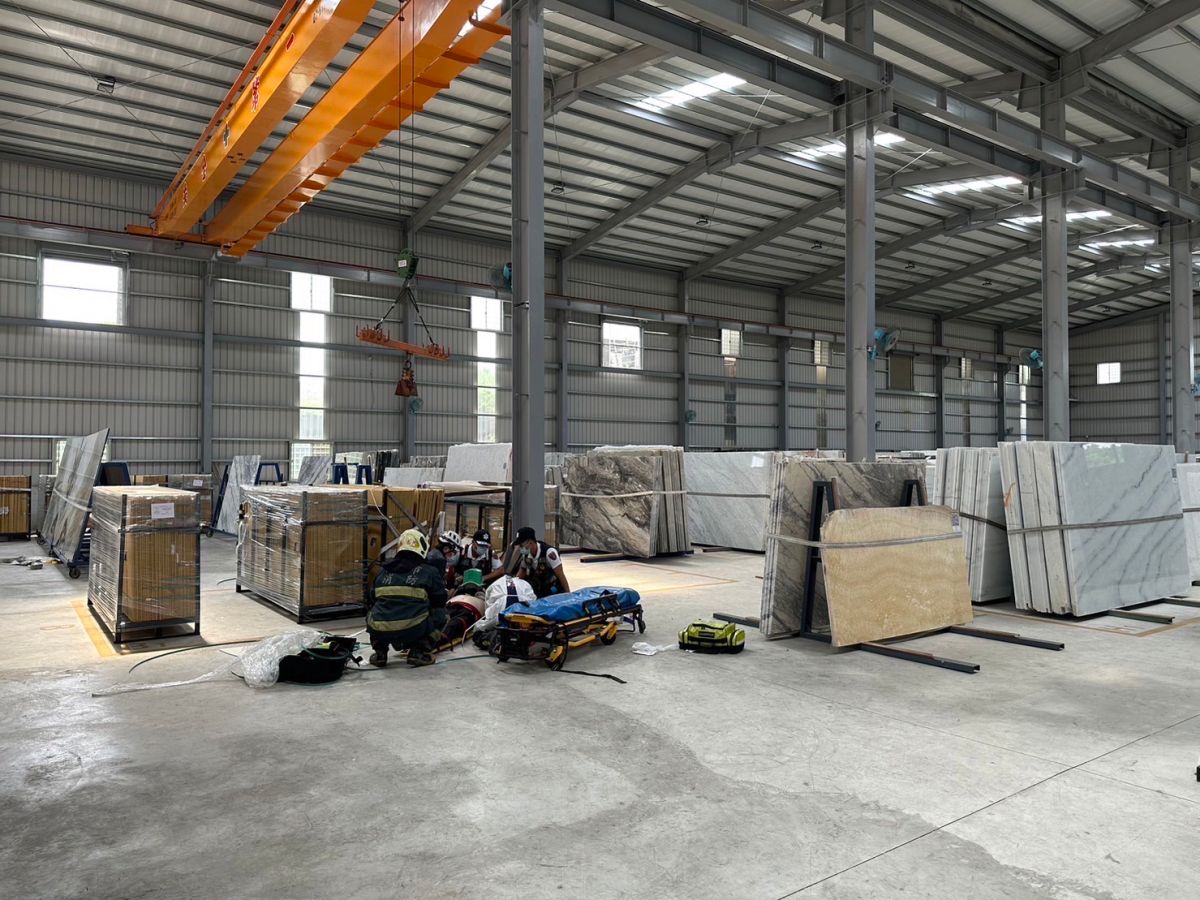 ▲男子上班遭石材重達720公斤的石材壓倒，送醫不治。（圖／岡山分局提供）