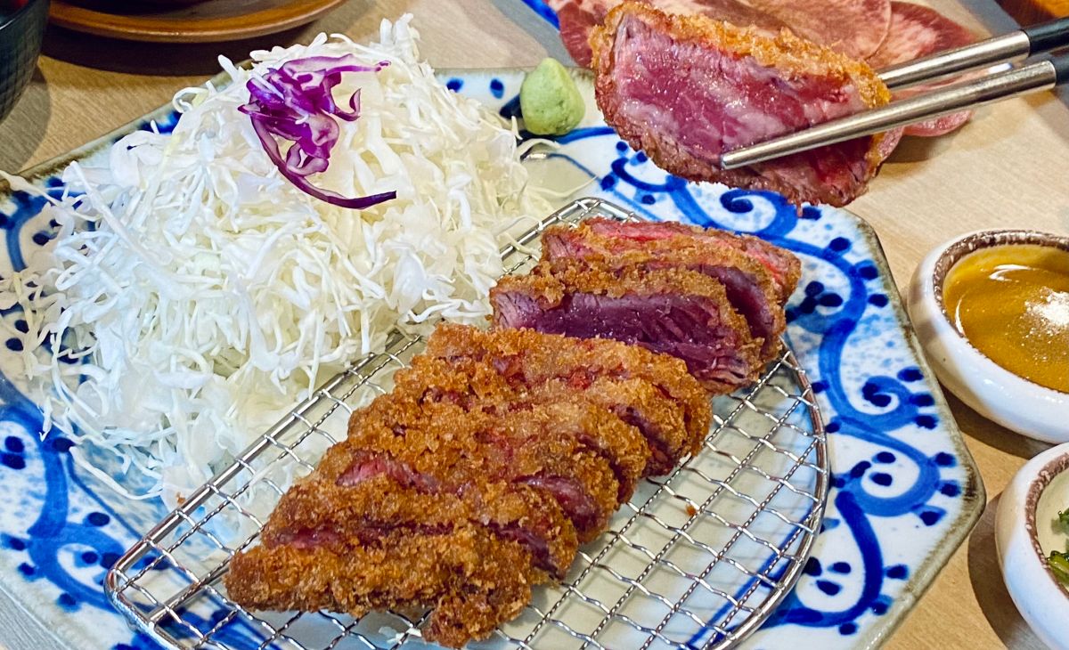 ▲京都勝牛夏季牛舌宴，「牛舌肉盤」8折加購優惠；暑假身分證、手機號碼對中「1、0、5、8」任2碼，免費吃黑糖珍珠霜淇淋。（圖／記者蕭涵云攝）