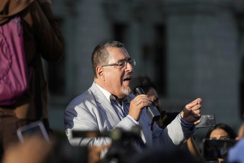 ▲瓜地馬拉總統候選人阿雷巴洛在昨天總統大選首輪投票中爆冷出線，將在第2輪投票中對決前第一夫人托瑞斯。阿雷巴洛今天宣布他若獲勝，首要任務就是打擊貪腐。（圖／美聯社／達志影像）