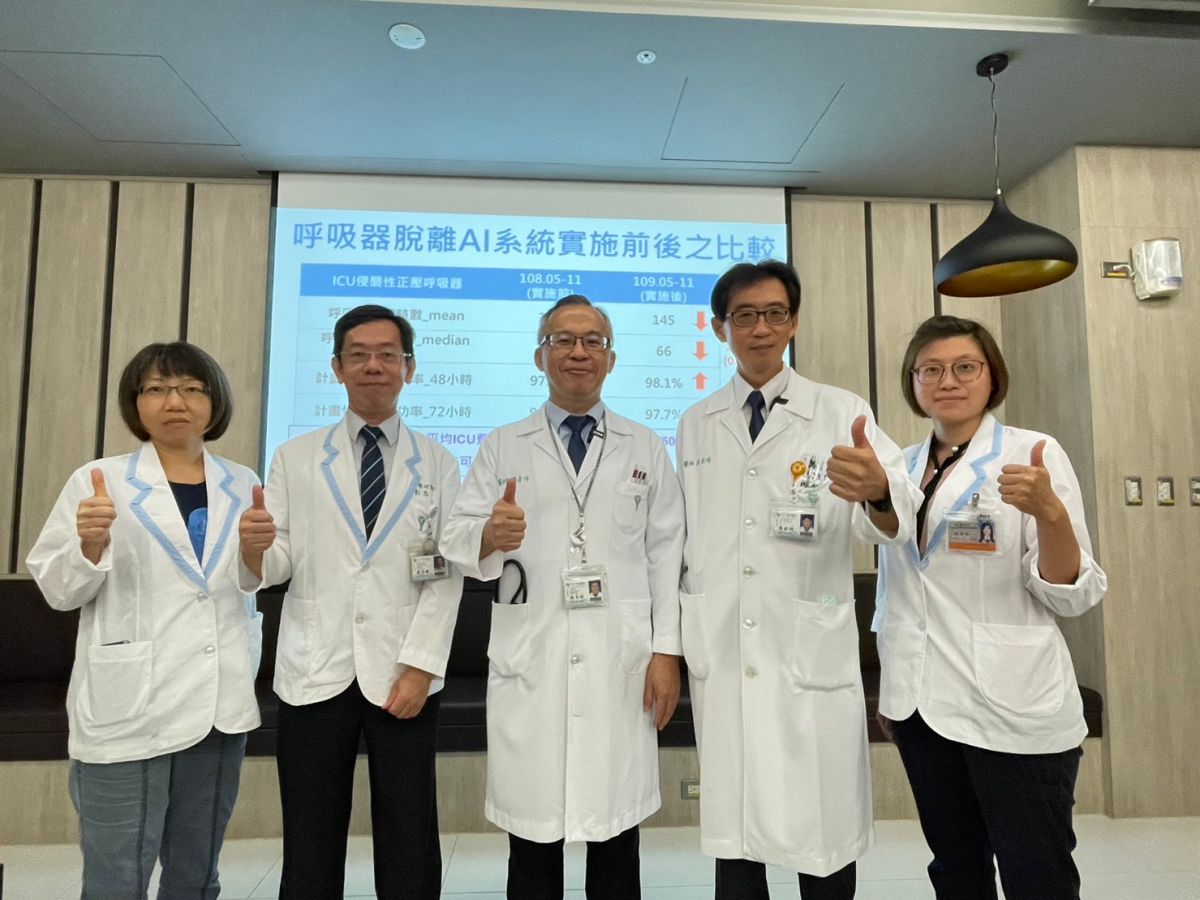 ▲奇美醫院加護醫學部部長陳奇祥(中)率領品質管理中心主任暨加護醫學部主治醫師陳欽明(右二)、AI中心主任劉忠峰博士(左二)、AI中心研究助理宋美儀(左一)與加護醫學部研究助理林嘉微合影（圖／記者林怡孜攝，2023,06,27）