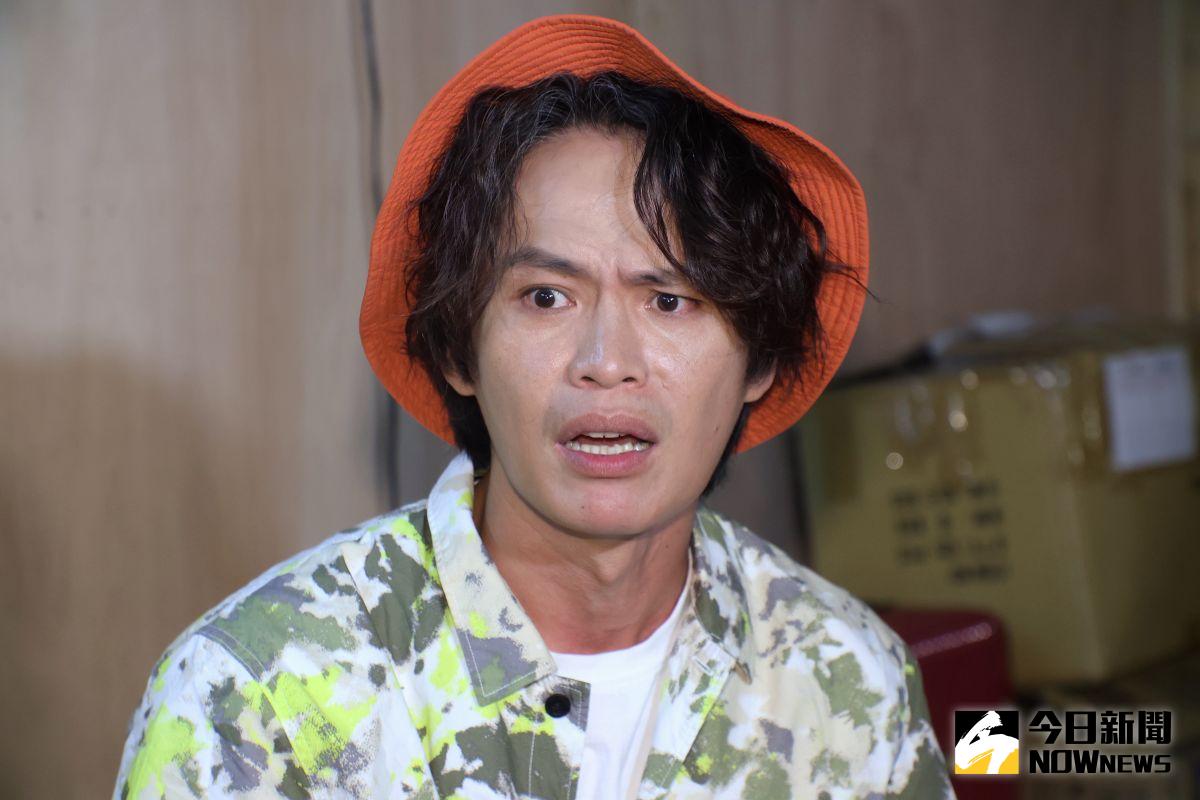 ▲黃鐙輝小年夜公開抱怨岳母，不爽原因跟刮刮樂有關。（圖／記者陳明中攝影）