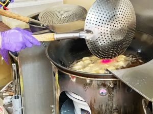 ▲臭豆腐放入鍋內大火油炸,吱吱作響,老闆一人一口氣顧兩鍋,拿起長筷翻動,好讓每一塊臭豆腐,都能夠裹上金黃色的外皮,口感上更加酥脆。(圖/記者郭俊暉攝) ▲臭豆腐放入鍋內大火油炸,吱吱作響,老闆一人一口氣顧兩鍋,拿起長筷翻動,好讓每一塊臭豆腐,都能夠裹上金黃色的外皮,口感上更加酥脆。(圖/記者郭俊暉攝)