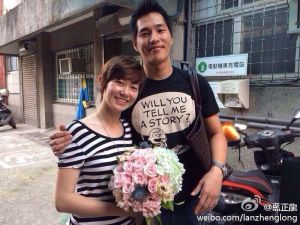 ▲周幼婷（左）和藍正龍於2014年結婚，今（27）日卻爆出離婚消息，還騎著YouBike到新北市永和區辦離婚手續。（圖／翻攝自藍正龍微博）