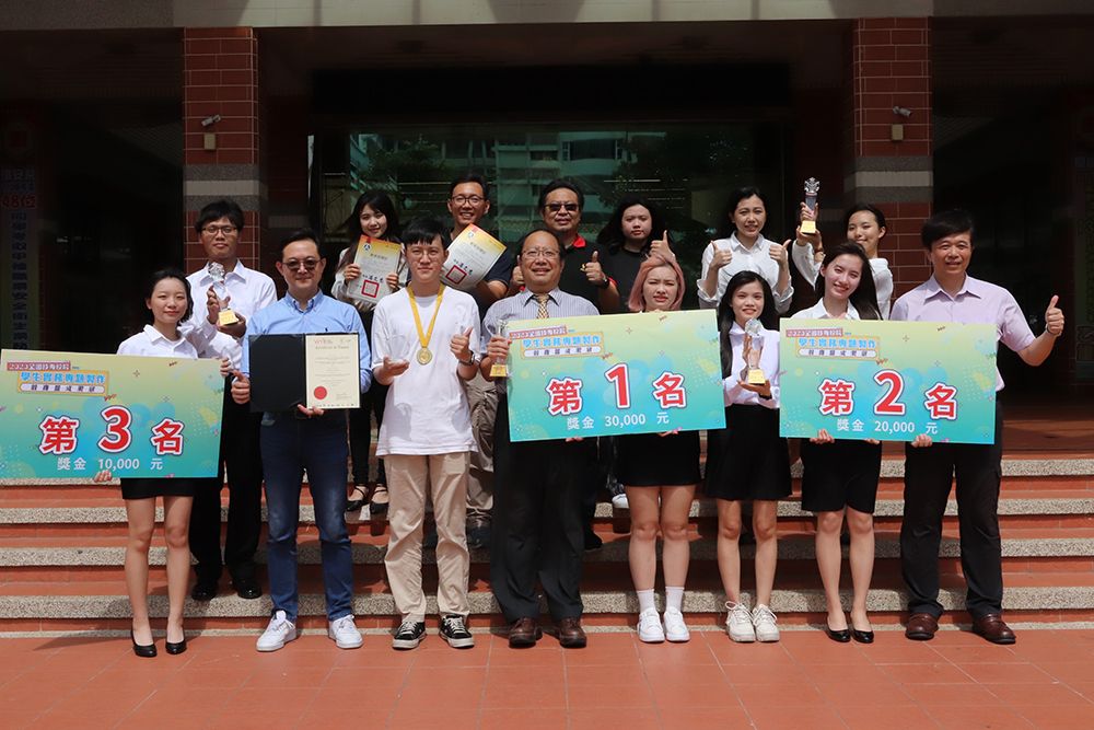 ▲中華醫大校長孫逸民（前排左四）等師生團隊運用所學參與創新研發，在國外發明展和國內專題競賽拿下金牌等獎項（圖／中華醫大提供）