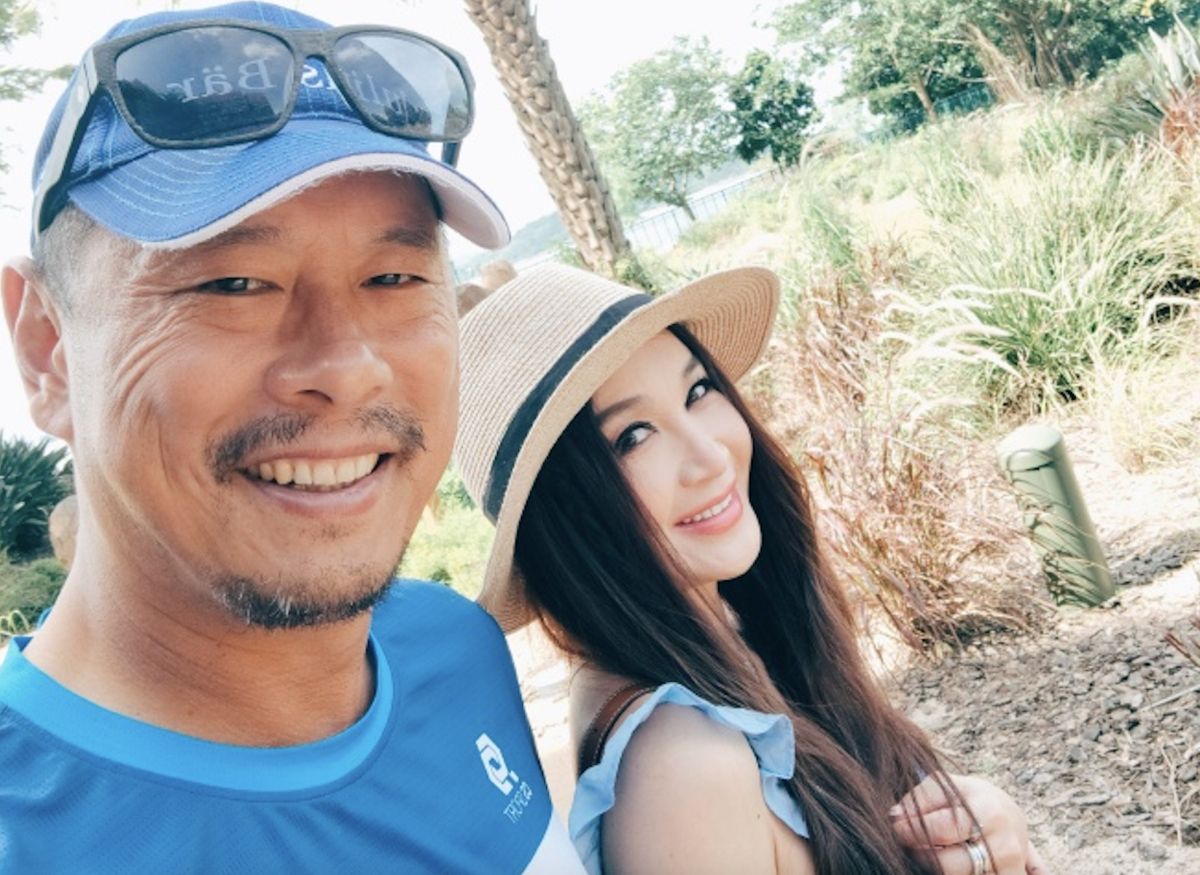 ▲溫碧霞（右）2000年嫁給富商何祖光，兩人婚後沒有生育，2010年收孤兒為養子，溫碧霞近日曬出全家人開心度假的合照，她的凍齡模樣引來網友大讚。（圖／翻攝自溫碧霞微博）