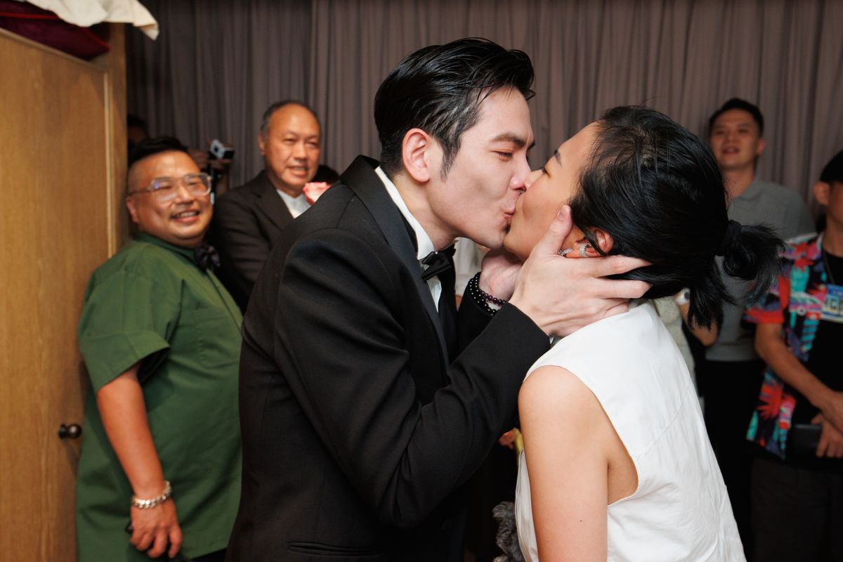 ▲蕭敬騰（前排左）耍浪漫，放閃未婚妻Summer，在社群媒體的自我介紹欄位處狂喊「我愛林有慧」。（圖／喜鵲娛樂提供）