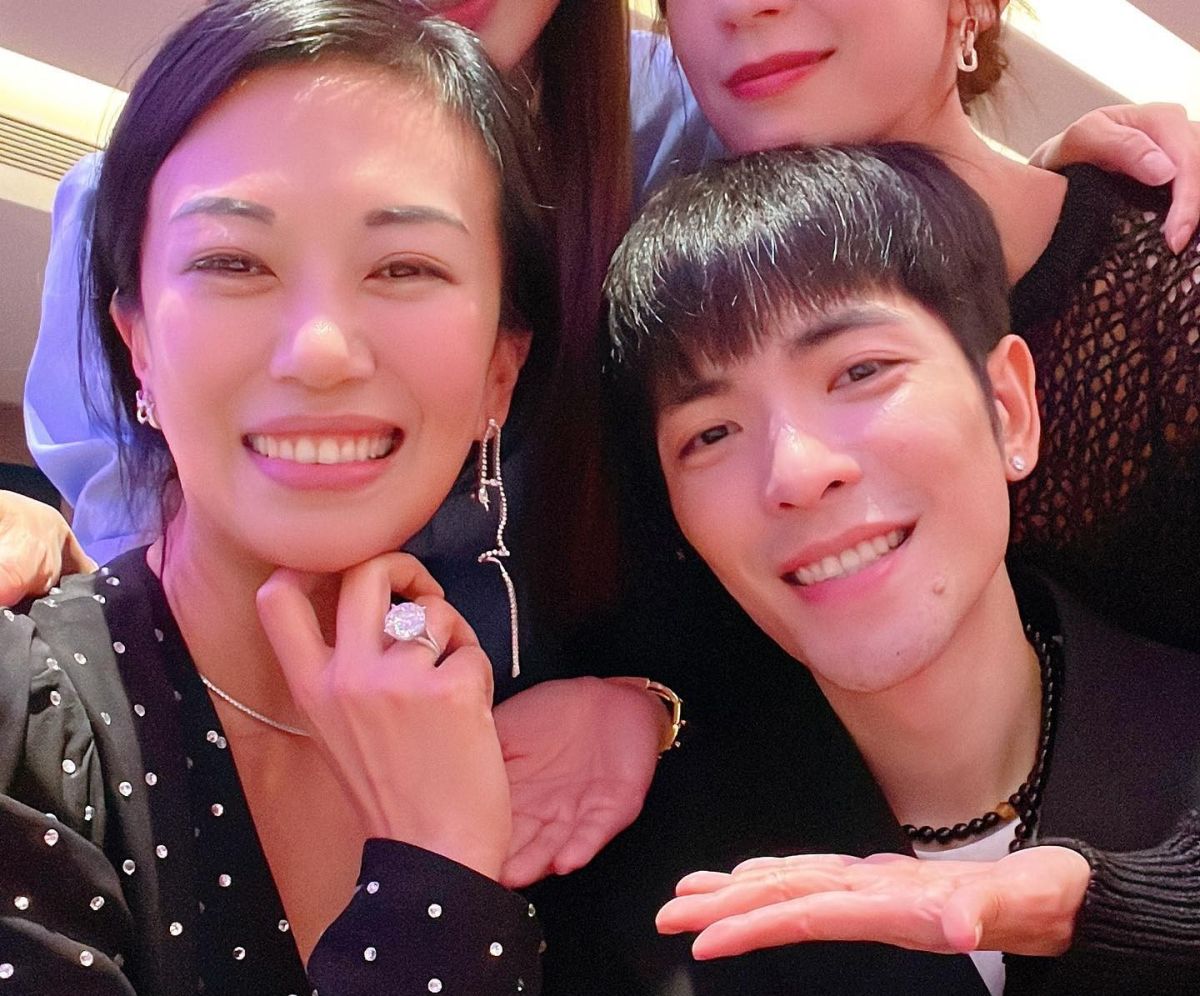 ▲Summer（左）點頭嫁給蕭敬騰。（圖／翻攝賈靜雯臉書）