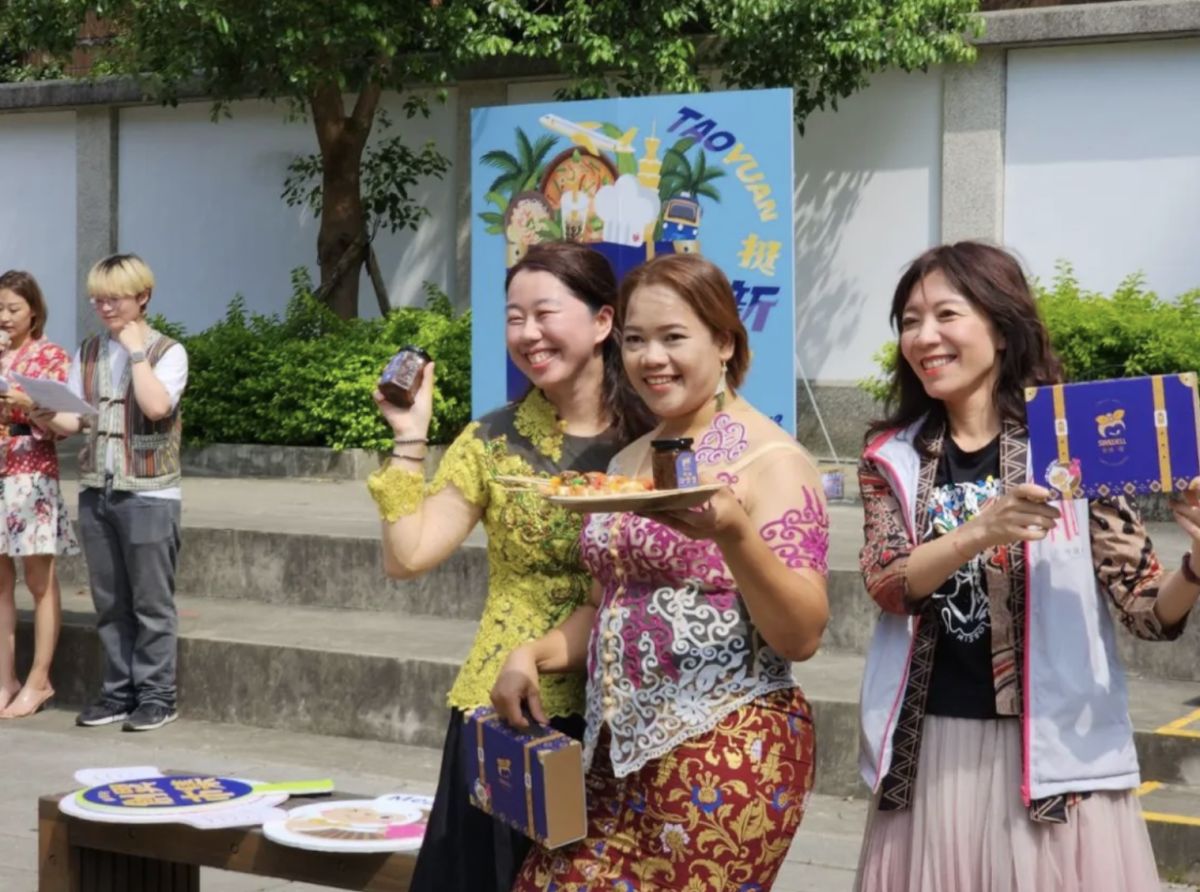 ▲桃園市青年局局長侯佳齡(右)與新住民職人及青年局輔導的青創團隊聯合「上新菜」。（圖／由米整合行銷工作室楊禮琳提供）