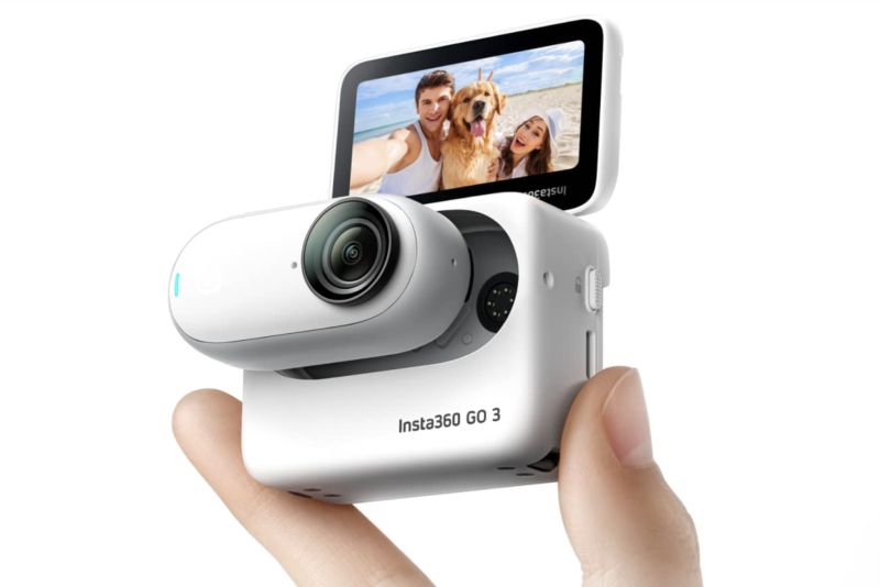 ▲新一代拇指相機 Insta360 GO 3登場，加入Action Pod新配件，搭載2.2吋翻轉螢幕，支援預覽、遙控和供電，一次解決上一代的使用痛點，售價1萬3999元起。（圖／翻攝官網）