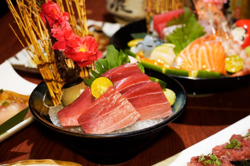 ▲厚實的「黑鮪魚刺身」。(圖/馬辣集團提供)