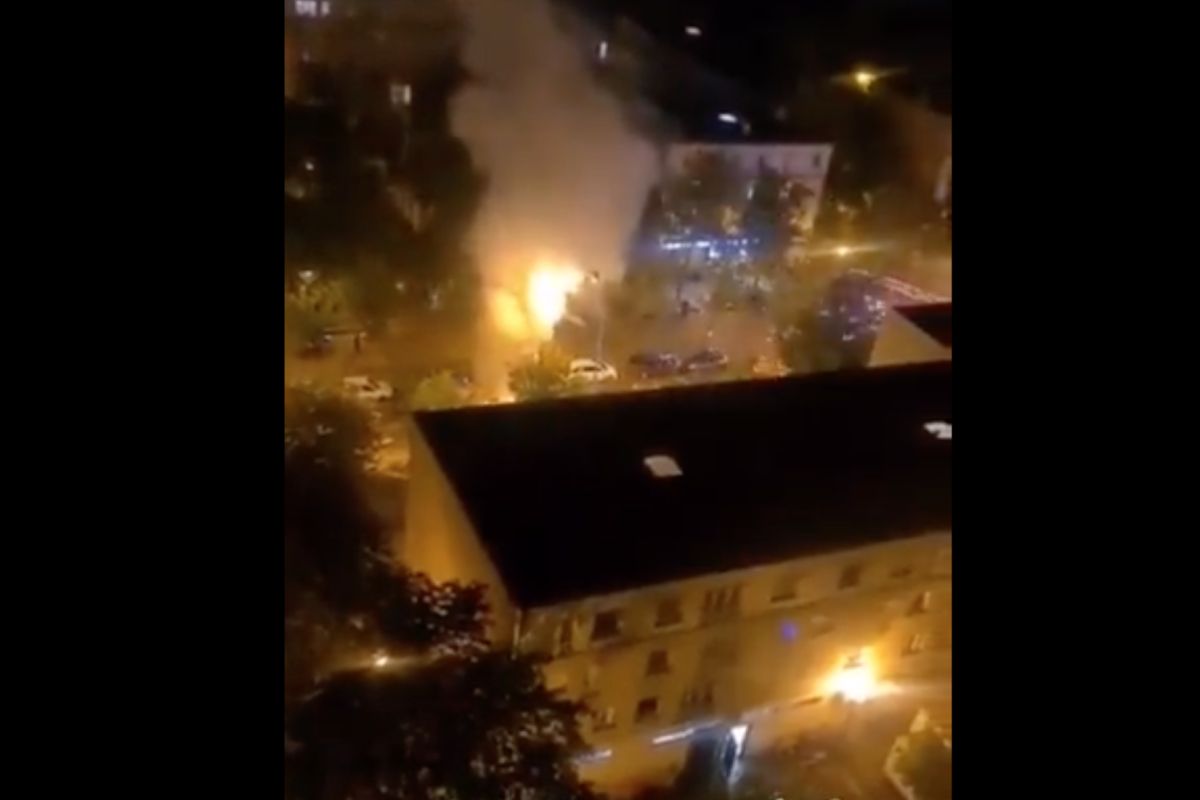 ▲巴黎郊區南泰爾（Nanterre）因為警察槍殺17歲開車少年案件，引發民眾上街抗議，抗議民眾更縱火焚燒建築物，引爆進一步警民衝突。（圖／翻攝自推特）