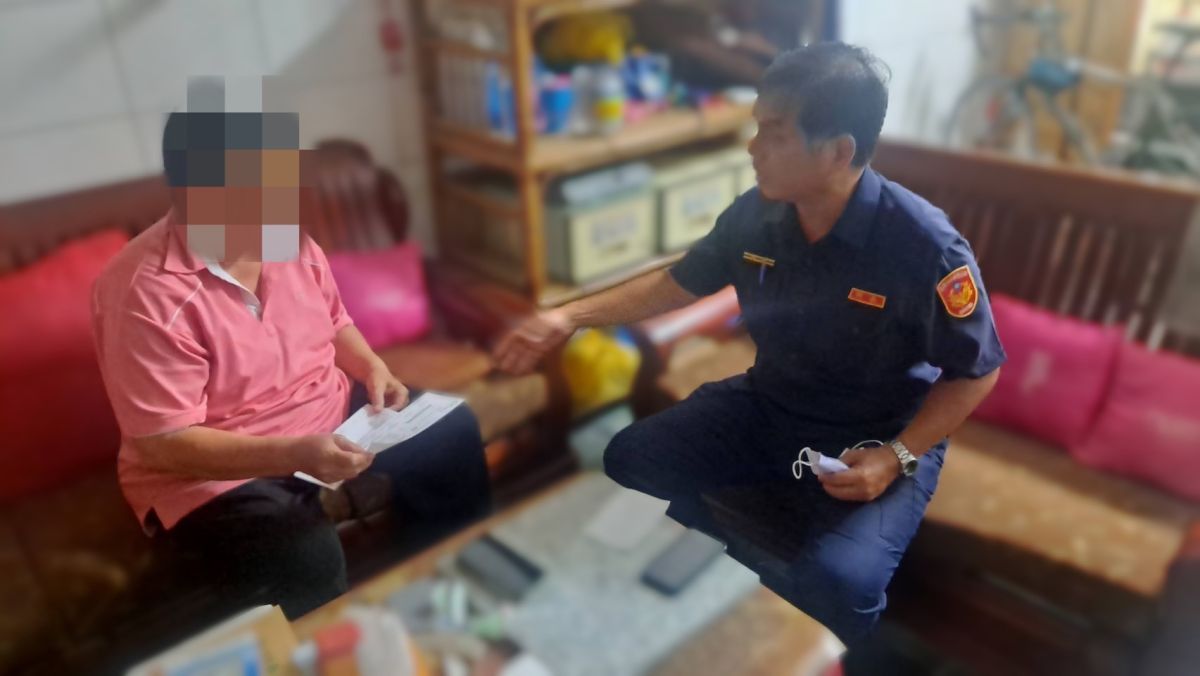 ▲7旬婦遇詐轄區鳳山分局忠孝所員警及所長潘福良急赴老婦家拜託不要匯款。（圖／記者郭凱杰翻攝）