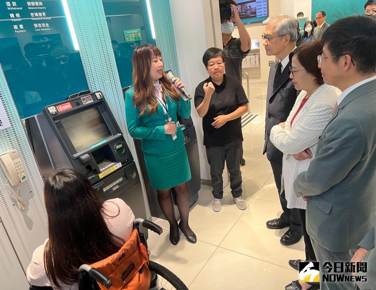 ▲玉山銀行積極推動友善金融，金管會主委黃天牧等部會首長今（28）日在玉山銀行董事長黃男州陪同下，前往新生分行視察無障礙設及服務。（圖／記者顏真真攝）