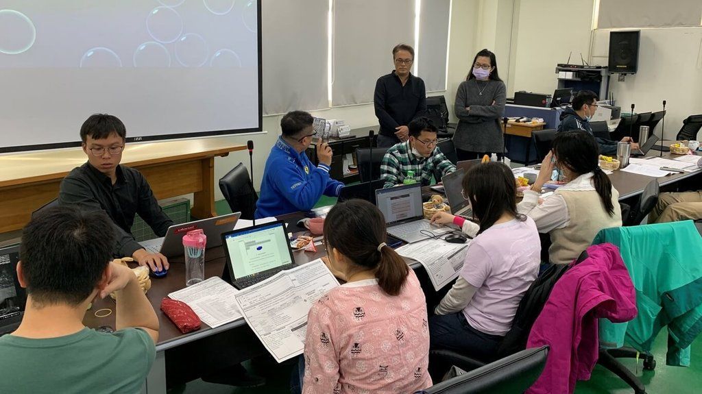 ▲為提高身心障礙學生的就業能力，教育部近年委託全台7個課程中心設計數位教材，整合車輛整理、農園藝、按摩舒壓保健等課程，培養學生應用於生活與職場中所需的基礎能力。圖為教師們討論教案過程。（圖／教育部提供）中央社記者陳至中台北傳真 112年6月28日