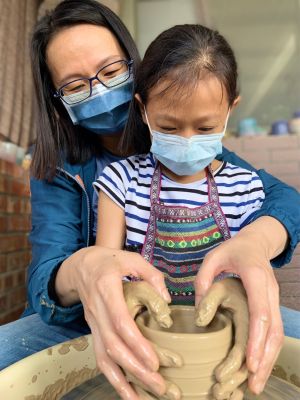 ▲大肚瑞井分館則與在地特色文化店家「華山窯」共同合作推出「輕鬆玩轉陶泥趣」。（圖／台中市圖提供）