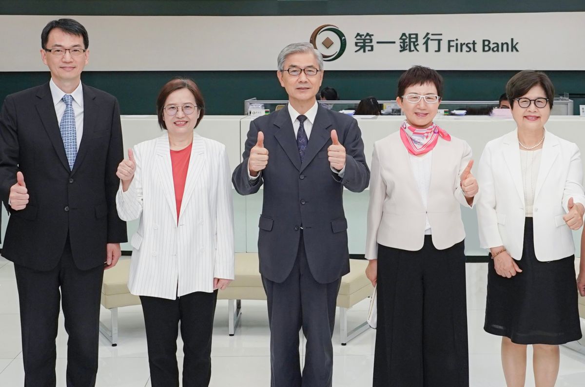 ▲台股失守萬七大關，金管會主委黃天牧（中）今（28）日赴第一銀行中山分行視察無障礙設施推動成果，也不忘信心喊話。（圖／第一銀行提供）