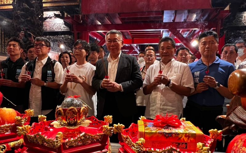 ▲民眾黨公告徵召前立委蔡壁如參選台中市第一選區,柯文哲隨即到大甲鎮瀾宮參拜。(圖/顏寬恒提供,2023.06.28)