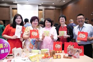 同行的13家嘉義在地業者熱情介紹獨「嘉」的特色產品。(圖/嘉義市政府) ▲同行的13家嘉義在地業者熱情介紹獨「嘉」的特色產品。(圖/嘉義市政府)