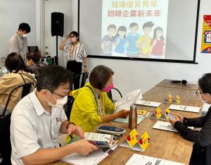 ▲勞動力發展署高屏澎東分署人才資源發展中心在會中宣導勞動部投資青年就業方案2.0。(圖／記者黃守作攝，2023.06.28)