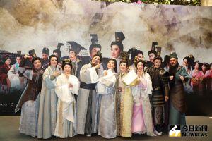 ▲「永遠的娘子」許秀年（左三）助陣《臥龍：永遠的彼日》。（圖／記者陳明中攝）