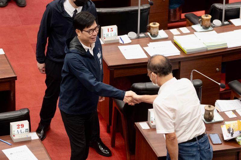 ▲高雄市議會今天三讀通過《淨零城市發展自治條例》，成為首部地方淨零法規；市長陳其邁表示，法規通過後，將以2年為一期訂定管制目標，希望達到2030年碳排減量30％、2050年淨零目標。(圖／高市府提供)