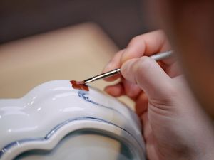 ▲金繼指的是將陶瓷器破損部分以漆料黏接，再以金粉等金屬粉末加以裝飾而成的日本傳統修復技法。（圖／星野集團提供）
