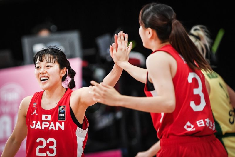 ▲山本麻衣（左）砍下19分，率領日本女籃復仇澳洲，以分組第一晉級。（圖／取自FIBA）