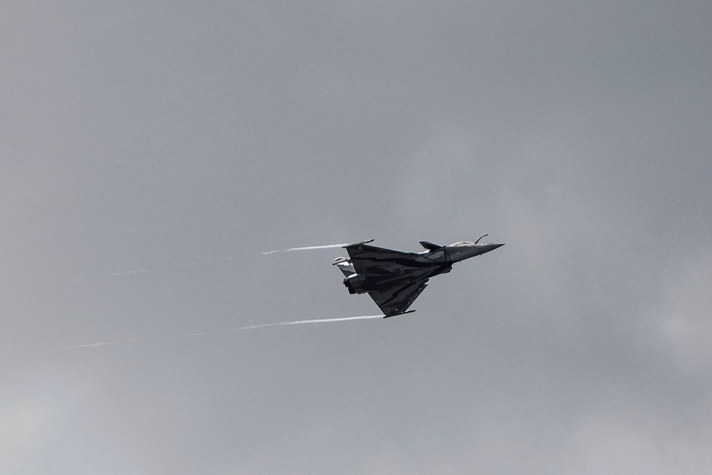 ▲法國的維安和空軍消息人士告訴法新社，週末一架飆風戰鬥機在法國一處偏遠的鄉間上空攔截一架單人小飛機，嚇得小飛機駕駛急忙將數十個疑似裝著毒品的袋子從空中往下拋。（圖／美聯社）