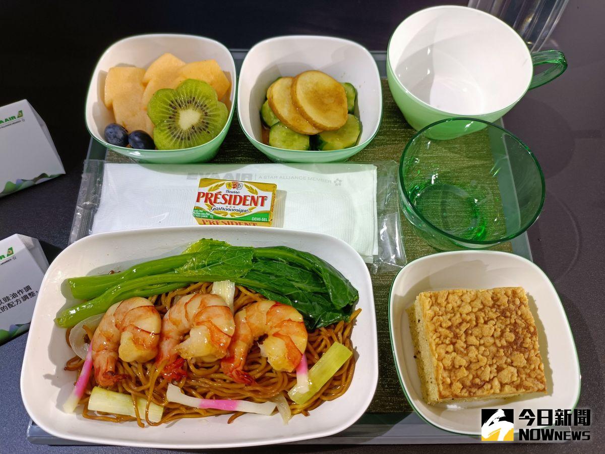 ▲圖為經濟艙的旅客前菜「藤椒杏鮑菇」及主菜「鮮蝦豉油皇炒麵」，全艙等旅客皆可享用粵菜精華。（圖／記者許若茵攝，2023.06.28）