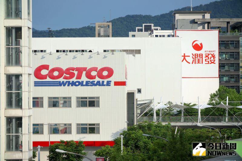 ▲國內好市多Costco賣場自今(2023)年8月8日起,只能使用富邦Costco聯名卡刷卡消費,還沒辦卡的人可了解新舊卡權益。(圖/記者陳明中攝)