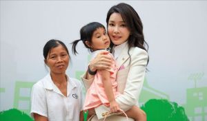 ▲訪越南的最後一天，金健熙身著白色套裝探訪越南病童。（圖／翻攝自推特）