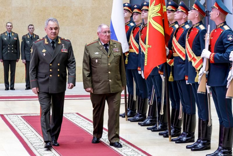 ▲古巴武裝力量部長米耶拉（右）訪問莫斯科，與俄羅斯國防部長蕭依古（左）會面。（圖／美聯社／達志影像）