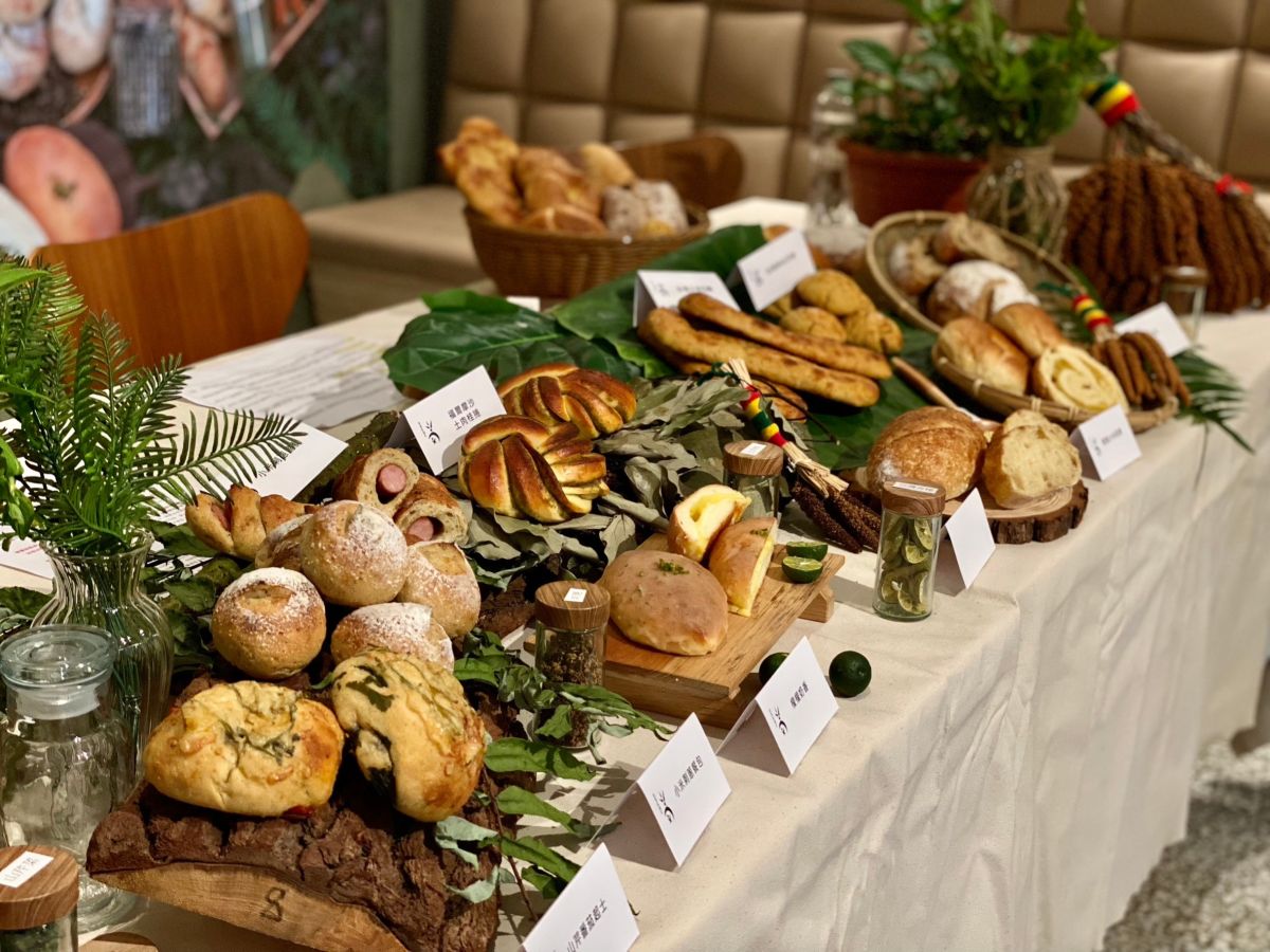 ▲吳寶春此次使用了台灣小米、高粱，台灣原生植物山芹菜、刺蔥、台灣香檬及台灣土肉桂等4種台灣原生香料，研發出10款麵包新品。（圖／記者葉盛耀攝）