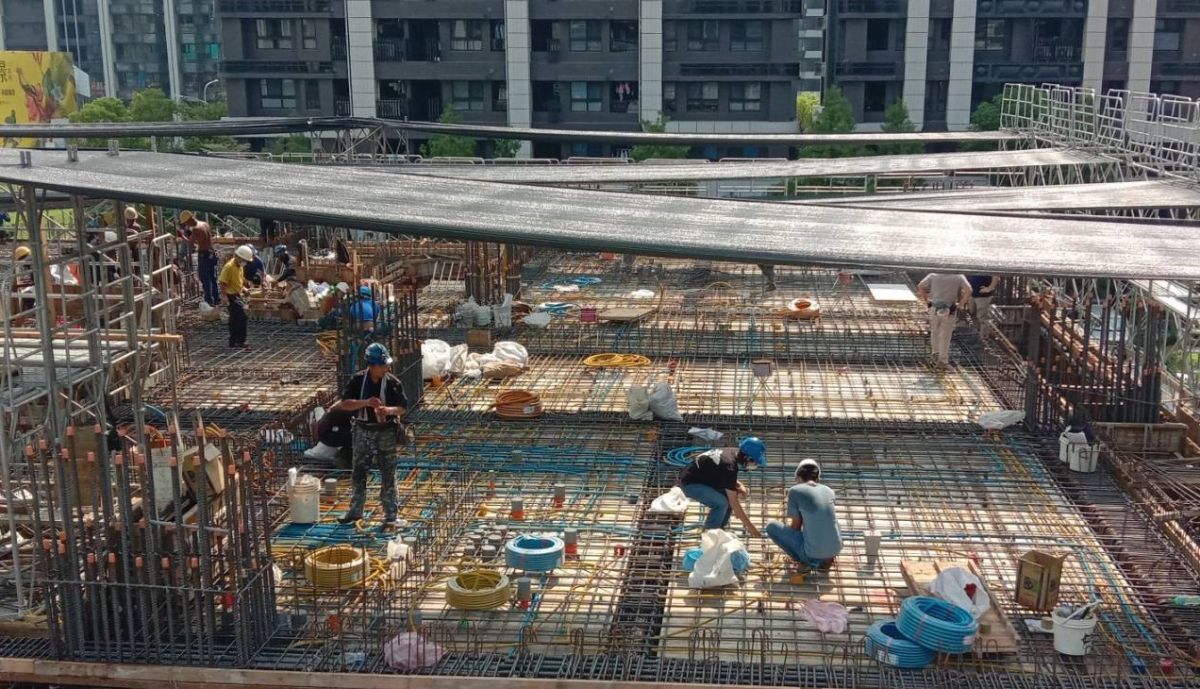 ▲新北市7月啟動夏季熱危害預防措施專案檢查，雇主應設置適當的降溫措施。（圖 ／新北市政府勞工局提供）