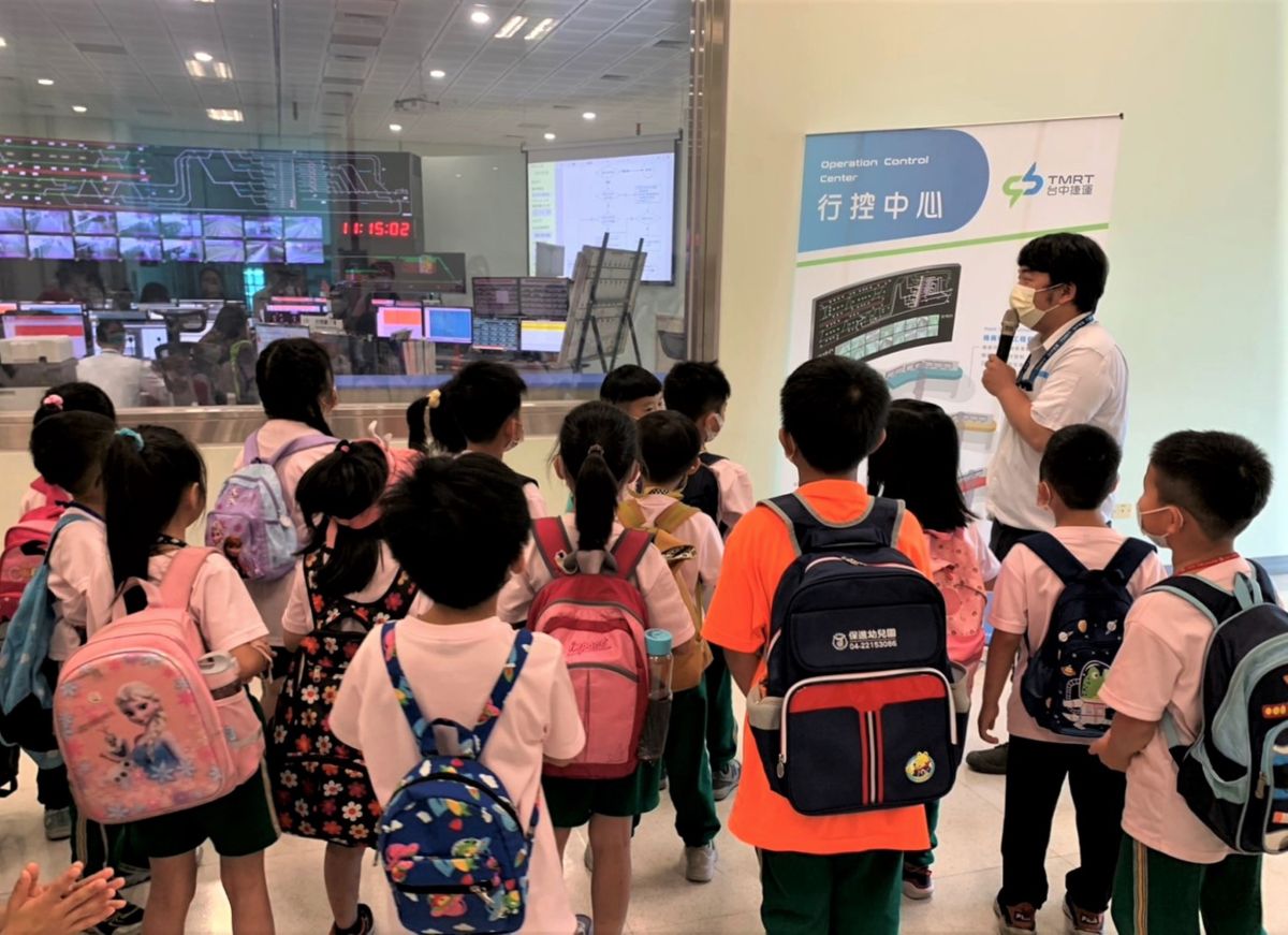▲學生參訪台中捷運行控中心，專心聆聽解說。(圖／中捷提供2023.6.29)