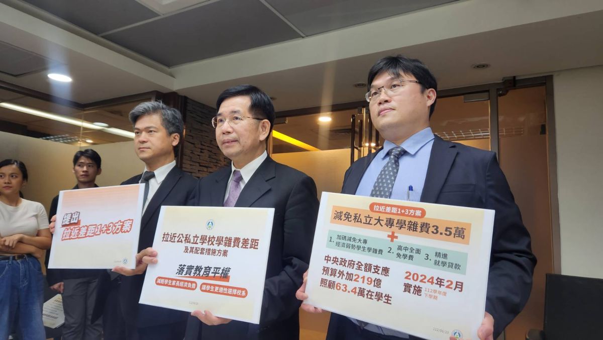▲行政院今（29）日拍板「拉近公私立學校學雜費差距及配套措施方案」，教育部長潘文忠（中）與高教司長朱俊彰（右）、國教署長彭富源（左）接受媒體訪問。（圖／記者李琦瑋攝，2023.06.29）