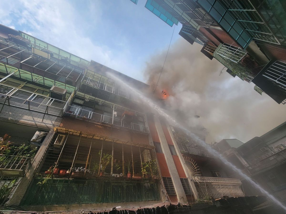 ▲台北市萬華區萬大路486巷內一處民宅，今（29）日下午2時許，突然傳出火警。（圖／翻攝畫面）